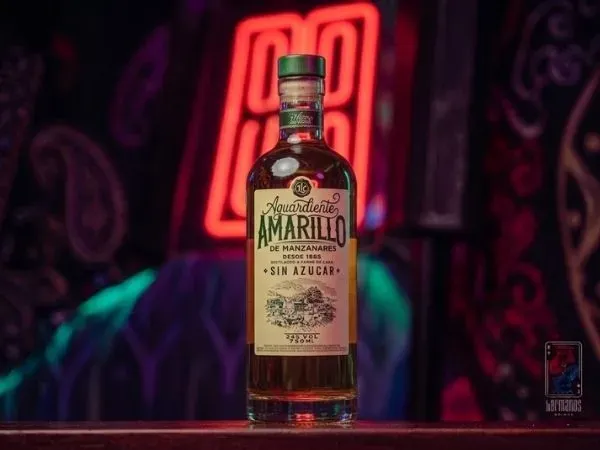 Aguardiente Amarillo — botellas y medias de Hermanos Drinks, licores
