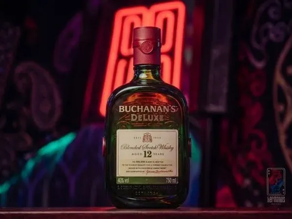 Buchanan's — botellas y medias de Hermanos Drinks, licores