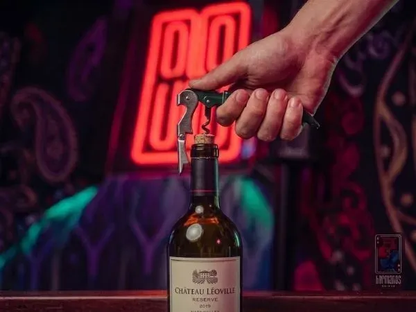 Descorche — botellas y medias de Hermanos Drinks, licores