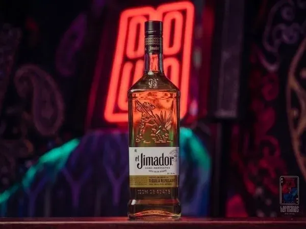 Tequila El Jimador — botellas y medias de Hermanos Drinks, licores